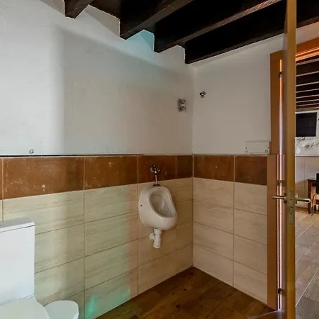 Valtisya Pool And Airport Landhaus